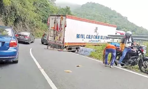 திம்பம் மலைப்பாதையில் கன்டெய்னர் லாரியால் நடந்த சம்பவம்:  5 மணி நேரம் போக்குவரத்து பாதிப்பு