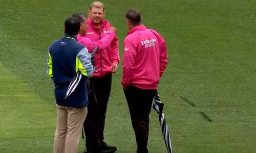 பெர்த்தில் விளையாடும் மழை : இந்தியா - ஆஸ்திரேலியா ஆட்டம்  பாதிப்பு