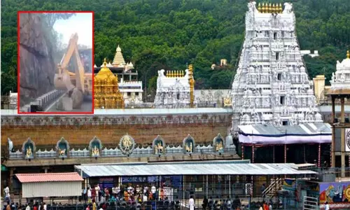 திருப்பதி மலைப்பாதையில் பாறை சரிவு; பக்தர்களுக்கு எச்சரிக்கை திருப்பதி மலைப்பாதையில் பாறை சரிவு; பக்தர்களுக்கு எச்சரிக்கை