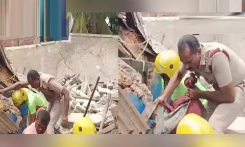 கட்டுமான பணியின்போது வீடு இடிந்து விபத்து; இடிபாடுகளுக்குள் சிக்கிய மூதாட்டி மீட்பு