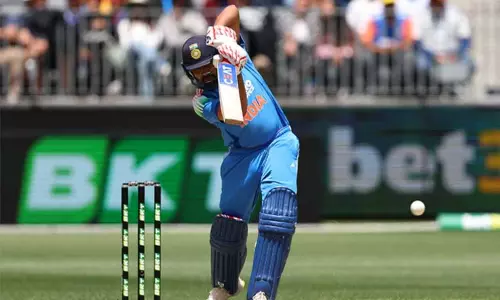 ஆஸ்திரேலியாவுக்கு எதிரான முதல் ஒரு நாள் போட்டி: இந்தியா 136/9 (26 ஓவர்கள்)