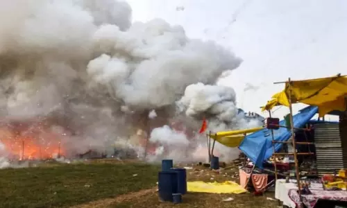 பட்டாசு கடைகளில் பயங்கர தீ விபத்து; 65 கடைகள் எரிந்து நாசம்