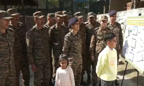 எல்லை கட்டுப்பாட்டு கோடு அருகே உள்ளூர் மக்களுடன் தீபாவளி கொண்டாடிய ராணுவ வீரர்கள்