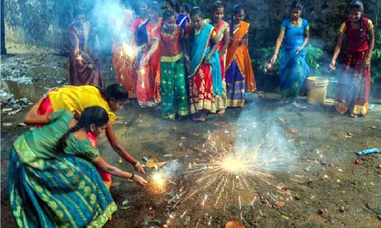 நாடு முழுவதும் தீபாவளி பண்டிகை கோலாகல கொண்டாட்டம் | Diwali festival  celebrated with pomp and show across the country