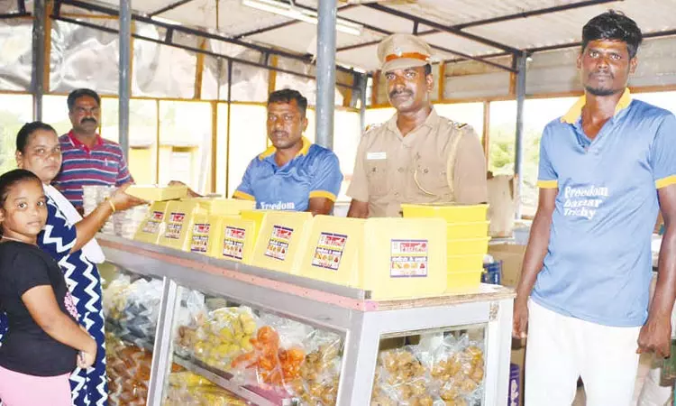 திருச்சி சிறை பஜாரில் தீபாவளி பலகார விற்பனை திருச்சி சிறை பஜாரில் தீபாவளி பலகார விற்பனை