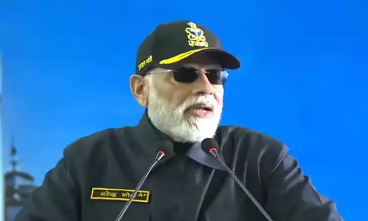 கோவாவில் கடற்படை வீரர்களுடன் தீபாவளி கொண்டாடிய பிரதமர் மோடி கோவாவில் கடற்படை வீரர்களுடன் தீபாவளி கொண்டாடிய பிரதமர் மோடி