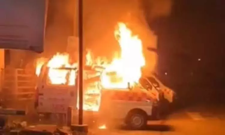 மார்க்சிஸ்ட் கம்யூனிஸ்டு - எஸ்டிபிஐ கட்சியினர் மோதல்; ஆம்புலன்சுகளுக்கு தீ வைப்பு மார்க்சிஸ்ட் கம்யூனிஸ்டு - எஸ்டிபிஐ கட்சியினர் மோதல்; ஆம்புலன்சுகளுக்கு தீ வைப்பு