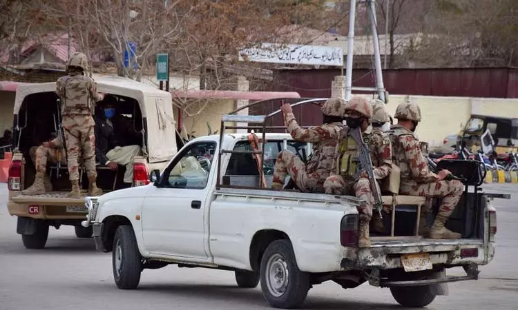 பாகிஸ்தானில் பயங்கரவாத தாக்குதல்; பாதுகாப்புப்படை வீரர்கள் 5 பேர் பலி பாகிஸ்தானில் பயங்கரவாத தாக்குதல்; பாதுகாப்புப்படை வீரர்கள் 5 பேர் பலி