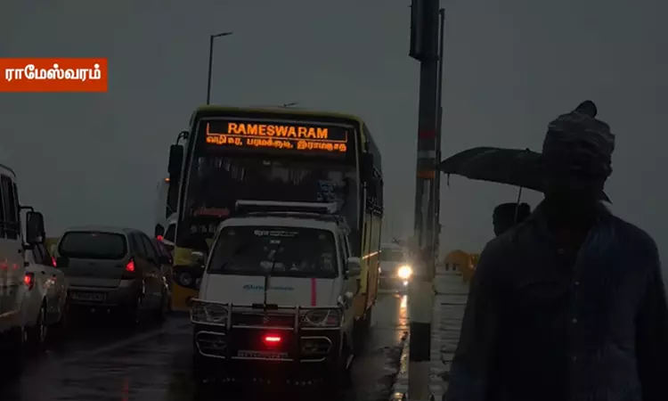 ராமேஸ்வரத்தில் தொடர் கனமழை; இருளில் மூழ்கிய பாம்பன் பாலம்