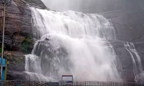 குற்றாலம் அருவிகளில் குளிக்க 5-வது நாளாக தொடரும் தடை குற்றாலம் அருவிகளில் குளிக்க 5-வது நாளாக தொடரும் தடை