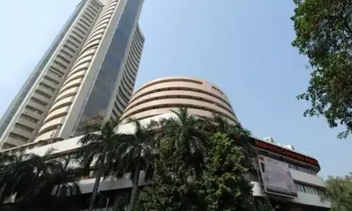 4-வது நாளாக உச்சம் கண்ட இந்திய பங்கு சந்தைகள்; சென்செக்ஸ் 411 புள்ளிகள் உயர்வு
