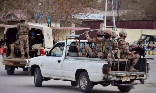 பாகிஸ்தானில் பயங்கரவாத தாக்குதல்; பாதுகாப்புப்படை வீரர்கள் 5 பேர் பலி