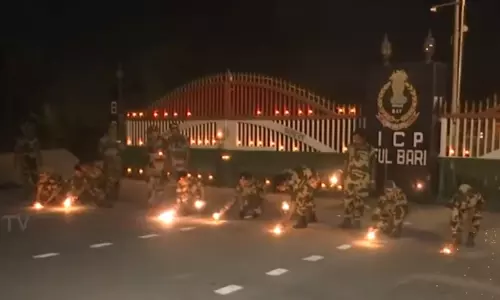 வங்கதேச எல்லையில் பட்டாசு வெடித்து தீபாவளி கொண்டாடிய இந்திய ராணுவத்தினர் வங்கதேச எல்லையில் பட்டாசு வெடித்து தீபாவளி கொண்டாடிய இந்திய ராணுவத்தினர்