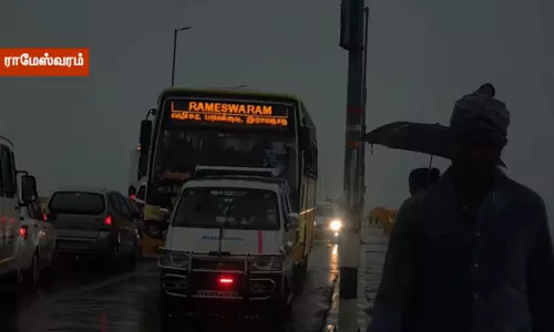 ராமேஸ்வரத்தில் தொடர் கனமழை; இருளில் மூழ்கிய பாம்பன் பாலம்