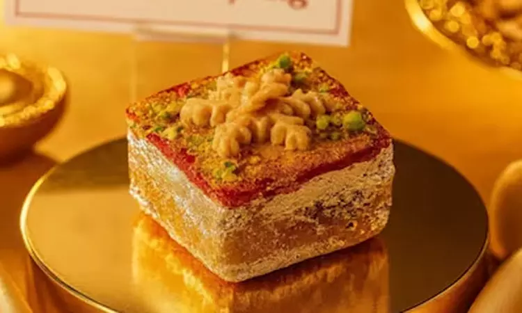 தங்கத்தால் செய்யப்பட்ட ‘சுவர்ண பிரசாதம்’ விற்பனை; ஒரு கிலோ ரூ.1.11 லட்சமாம் தங்கத்தால் செய்யப்பட்ட ‘சுவர்ண பிரசாதம்’ விற்பனை; ஒரு கிலோ ரூ.1.11 லட்சமாம்