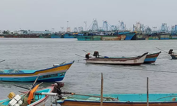 காரைக்கால் மீனவர்கள் கடலுக்கு செல்ல தடை காரைக்கால் மீனவர்கள் கடலுக்கு செல்ல தடை