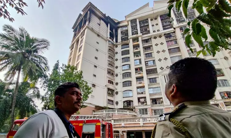 மராட்டியம்: அடுக்குமாடி குடியிருப்பில் பயங்கர தீ விபத்து - 4 பேர் பலி மராட்டியம்: அடுக்குமாடி குடியிருப்பில் பயங்கர தீ விபத்து - 4 பேர் பலி