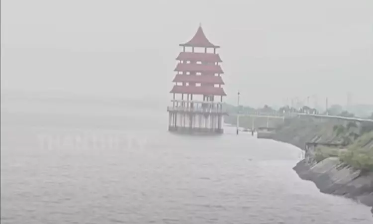 செம்பரம்பாக்கம் ஏரி: உபரி நீர் திறப்பு செம்பரம்பாக்கம் ஏரி: உபரி நீர் திறப்பு