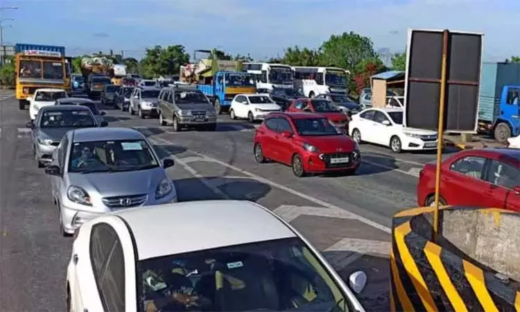 தீபாவளி விடுமுறை முடிந்து சென்னை திரும்பும் மக்கள்; சுங்கச்சாவடிகளில் வாகனங்கள் அணிவகுப்பு