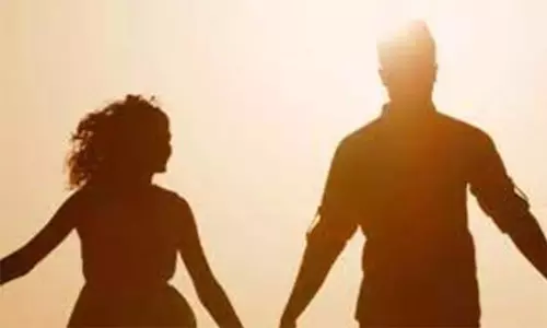 மகளின் திருமணத்திற்காக வைத்திருந்த  நகை, பணத்துடன் கள்ளக்காதலியுடன் ஓடிய வியாபாரி