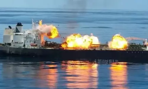 பெட்ரோல் கப்பலில் தீ விபத்து: இந்திய மாலுமிகள் 23 பேர் பத்திரமாக மீட்பு