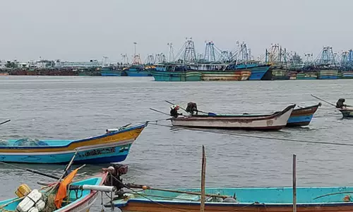 காரைக்கால் மீனவர்கள் கடலுக்கு செல்ல தடை