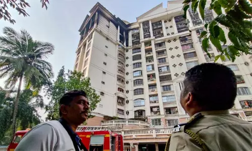 மராட்டியம்: அடுக்குமாடி குடியிருப்பில் பயங்கர தீ விபத்து - 4 பேர் பலி மராட்டியம்: அடுக்குமாடி குடியிருப்பில் பயங்கர தீ விபத்து - 4 பேர் பலி