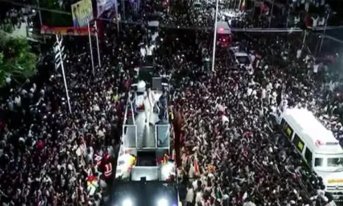 கரூர் கூட்டநெரிசல் சம்பவம் - சிபிஐ விசாரணைக்கு உதவ இரண்டு ஐபிஎஸ் அதிகாரிகள் நியமனம் கரூர் கூட்டநெரிசல் சம்பவம் - சிபிஐ விசாரணைக்கு உதவ இரண்டு ஐபிஎஸ் அதிகாரிகள் நியமனம்