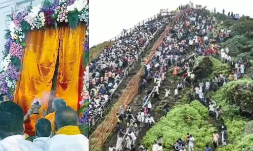 உடுக்கை சத்தம் கேட்டு அம்மன் கோவில் நடை தானாக திறந்த அதிசயம்.. பக்தர்கள் பக்தி பரவசம்