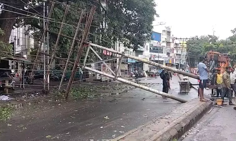 சாலையின் நடுவே விழுந்த மின் கம்பம் கனமழை காரணமாக,... ... இன்றைய முக்கிய செய்திகள் சில வரிகளில்.. 22-10-2025 சாலையின் நடுவே விழுந்த மின் கம்பம் கனமழை காரணமாக,... ... இன்றைய முக்கிய செய்திகள் சில வரிகளில்.. 22-10-2025