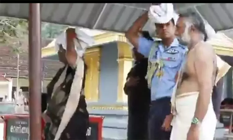 இருமுடி கட்டி சபரிமலை ஐயப்பன் கோவிலில் ஜனாதிபதி சாமி தரிசனம்