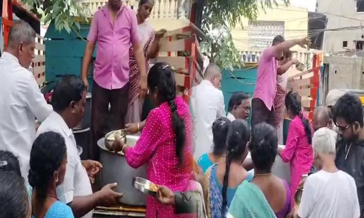 சென்னையில் மழையால் பாதிக்கப்பட்ட 1.47 லட்சம் பேருக்கு காலை உணவு சென்னையில் மழையால் பாதிக்கப்பட்ட 1.47 லட்சம் பேருக்கு காலை உணவு