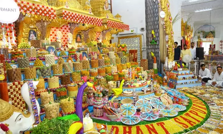 கோவர்த்தன பூஜை: கோவில்களில் விமரிசையாக நடைபெற்ற அன்னக்கூட உற்சவம் கோவர்த்தன பூஜை: கோவில்களில் விமரிசையாக நடைபெற்ற அன்னக்கூட உற்சவம்