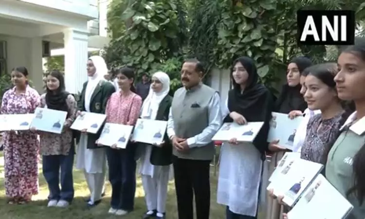 ஜம்மு: சிறந்த மாணவிகளுக்கு மத்திய இணை மந்திரி இலவச லேப்டாப் பரிசு வழங்கி ஊக்குவிப்பு ஜம்மு: சிறந்த மாணவிகளுக்கு மத்திய இணை மந்திரி இலவச லேப்டாப் பரிசு வழங்கி ஊக்குவிப்பு