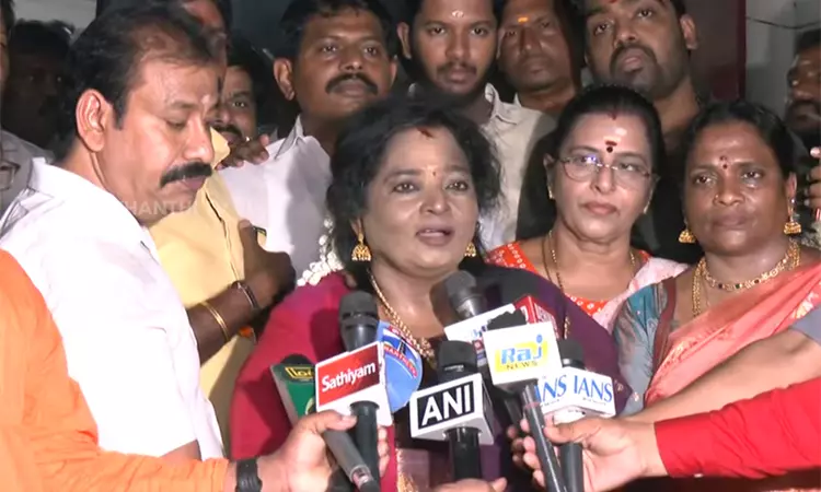 ‘தீபாவளிக்கு முதல்-அமைச்சர் வாழ்த்து சொல்லாதது வரலாற்றுப் பிழை’ - தமிழிசை சவுந்தரராஜன் ‘தீபாவளிக்கு முதல்-அமைச்சர் வாழ்த்து சொல்லாதது வரலாற்றுப் பிழை’ - தமிழிசை சவுந்தரராஜன்