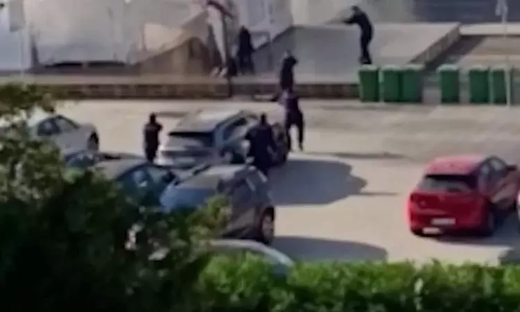 செர்பியா: நாடாளுமன்றம் அருகே துப்பாக்கி சூடு - அதிர்ச்சி சம்பவம் செர்பியா: நாடாளுமன்றம் அருகே துப்பாக்கி சூடு - அதிர்ச்சி சம்பவம்