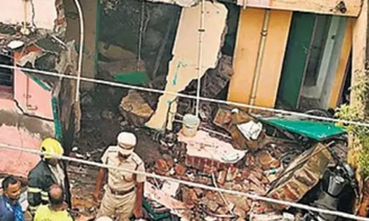 நாட்டு வெடி விபத்து - காவல் அதிகாரிகள் பணியிடமாற்றம் நாட்டு வெடி விபத்து - காவல் அதிகாரிகள் பணியிடமாற்றம்