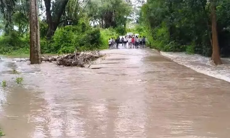 ஈரோடு: தரைப்பாலத்தை மூழ்கடித்த காட்டாற்று வெள்ளம் - போக்குவரத்து பாதிப்பு ஈரோடு: தரைப்பாலத்தை மூழ்கடித்த காட்டாற்று வெள்ளம் - போக்குவரத்து பாதிப்பு