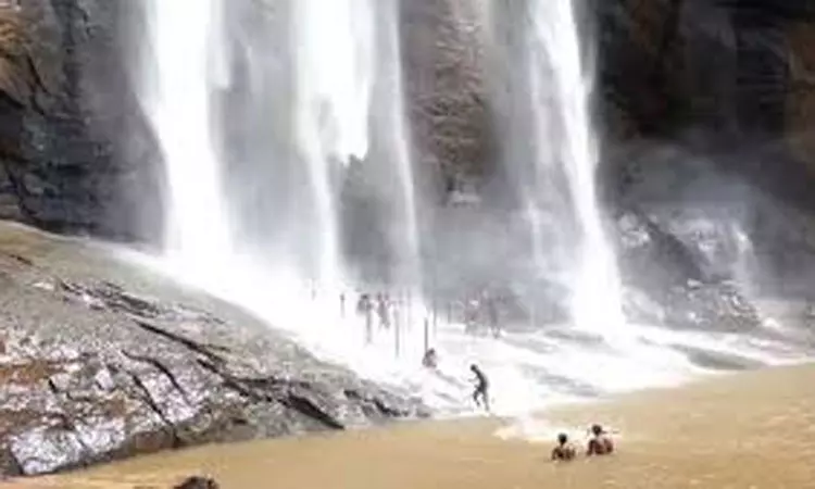 நீர்வீழ்ச்சியில் ஆர்ப்பரிக்கும் வெள்ளம்