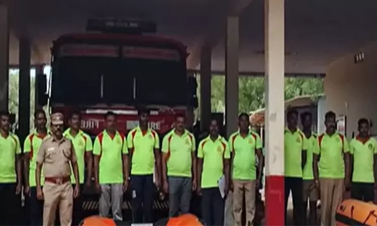 கனமழை முன்னெச்சரிக்கை: சென்னைக்கு 4 மாவட்டங்களில் இருந்து தீயணைப்பு வீரர்கள் அனுப்பி வைப்பு கனமழை முன்னெச்சரிக்கை: சென்னைக்கு 4 மாவட்டங்களில் இருந்து தீயணைப்பு வீரர்கள் அனுப்பி வைப்பு