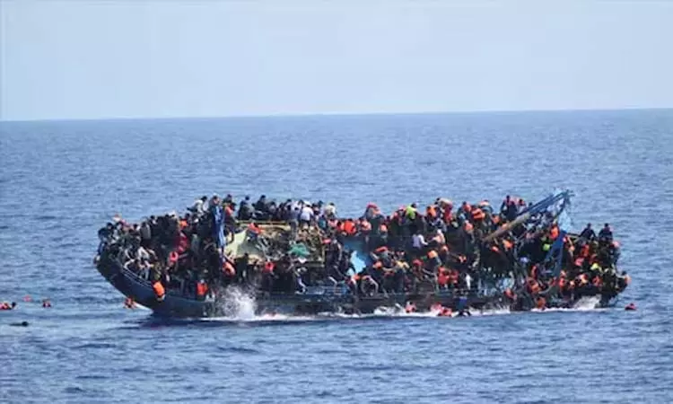 அகதிகளை ஏற்றிச்சென்ற படகு கடலில் கவிழ்ந்து விபத்து - 40 பேர் பலி