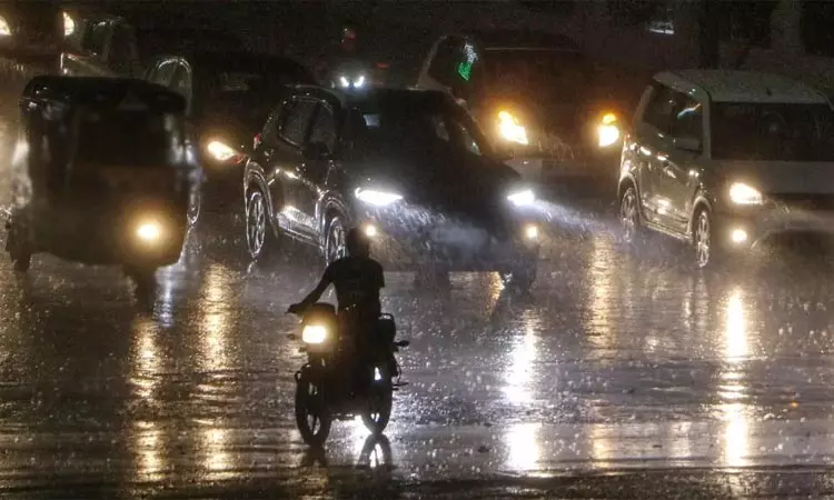 வங்கக்கடலில் நீடிக்கும் காற்றழுத்த தாழ்வுப்பகுதி.. சென்னை உள்ளிட்ட 5 மாவட்டங்களில் இன்று கனமழைக்கு வாய்ப்பு வங்கக்கடலில் நீடிக்கும் காற்றழுத்த தாழ்வுப்பகுதி.. சென்னை உள்ளிட்ட 5 மாவட்டங்களில் இன்று கனமழைக்கு வாய்ப்பு