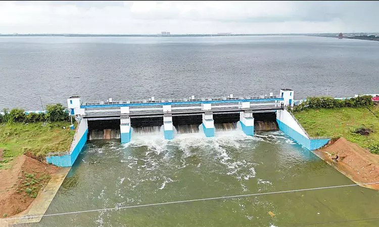 தொடர் மழை: பூண்டி, புழல், செம்பரம்பாக்கம் ஏரிகளில் உபரிநீர் திறப்பு அதிகரிப்பு