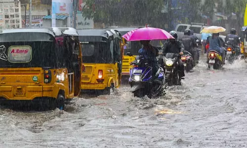 சென்னையில் மழை வெள்ளத்தை சமாளிக்க 12 துணை கமிஷனர்கள் தலைமையில் பேரிடர் மீட்பு படை தயார்