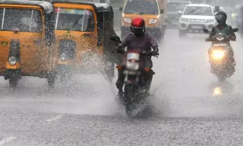 காற்றழுத்த தாழ்வு பகுதி அடுத்த 12 மணி நேரத்தில் தீவிரம் அடையும்: வானிலை மையம் கணிப்பு காற்றழுத்த தாழ்வு பகுதி அடுத்த 12 மணி நேரத்தில் தீவிரம் அடையும்: வானிலை மையம் கணிப்பு