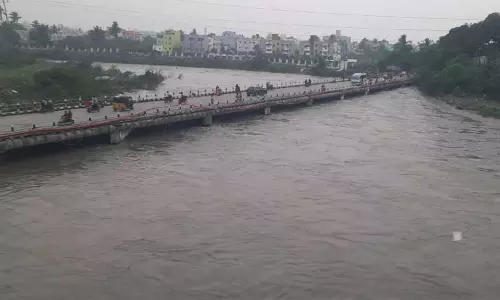 அடையாறு, கொசஸ்தலை ஆற்றில் வெள்ளநீர் திறப்பு: பொதுமக்கள் அச்சப்பட தேவையில்லை - நீர்வளத்துறை அடையாறு, கொசஸ்தலை ஆற்றில் வெள்ளநீர் திறப்பு: பொதுமக்கள் அச்சப்பட தேவையில்லை - நீர்வளத்துறை