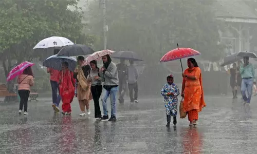 வேலூர்: கனமழை எச்சரிக்கை; பள்ளி மாணவர்களை முன்கூட்டியே வீட்டுக்கு அனுப்ப உத்தரவு