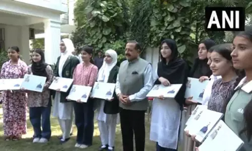 ஜம்மு:  சிறந்த மாணவிகளுக்கு மத்திய இணை மந்திரி இலவச லேப்டாப் பரிசு வழங்கி ஊக்குவிப்பு