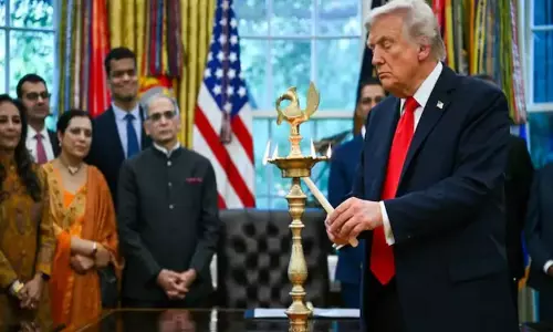 வெள்ளைமாளிகையில் குத்து விளக்கு ஏற்றி தீபாவளி கொண்டாடிய டிரம்ப்