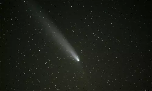 வானில் தோன்றிய 2 அரிய வால் நட்சத்திரங்கள்